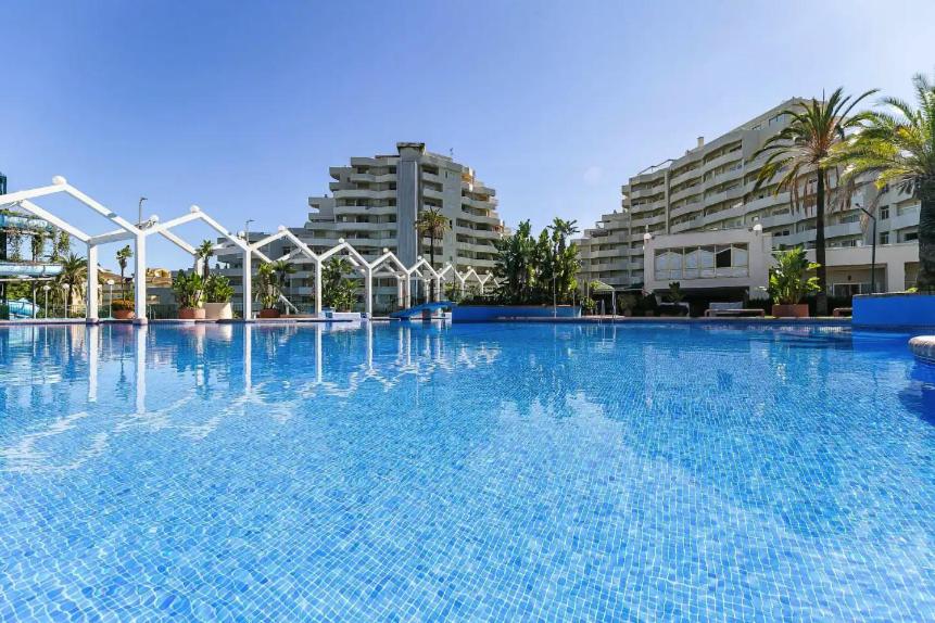 Fotografia z galérie ubytovania Benal Beach 2BDR beachfront apartment with water park v destinácii Benalmádena