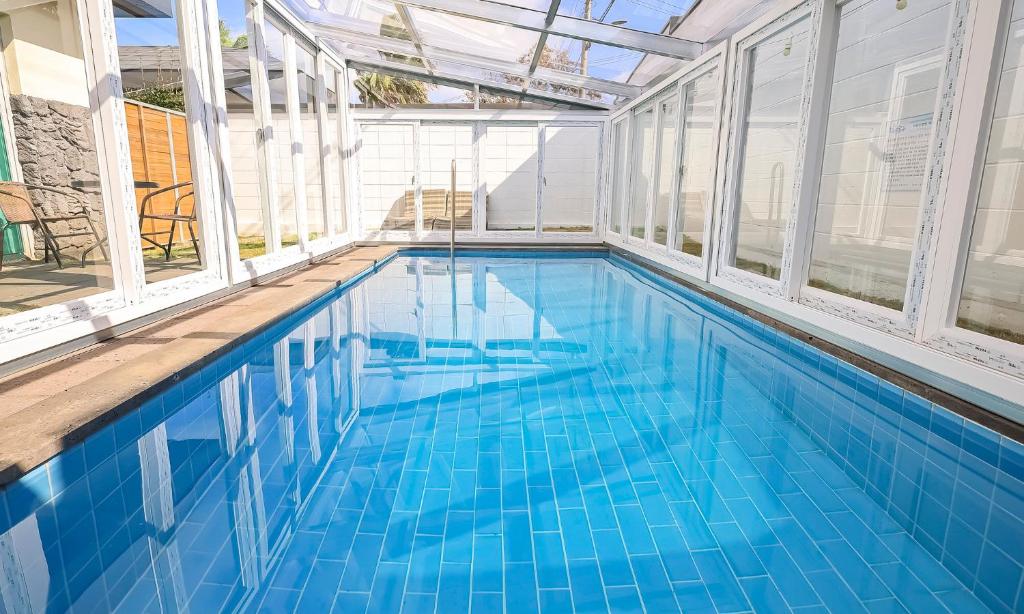 una piscina con azulejos azules en una casa en Pool and Villa Sorang en Jeju