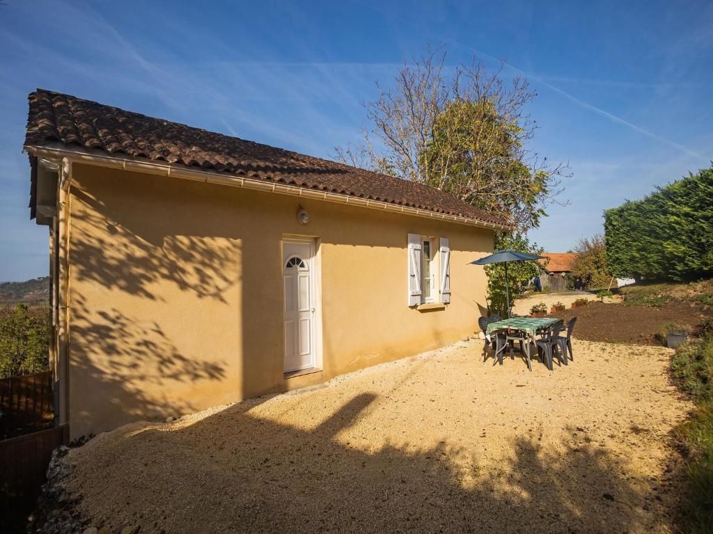 Zdjęcie z galerii obiektu Tasteful holiday home in Marnac with garden w mieście Marnac