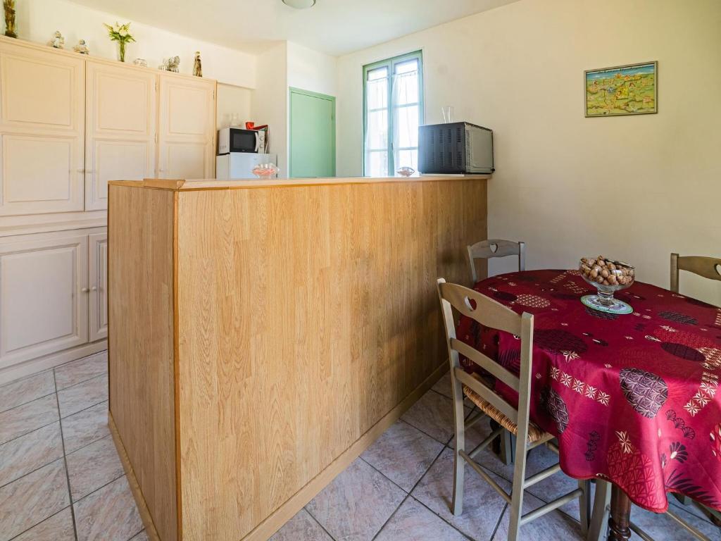 Zdjęcie z galerii obiektu Tasteful holiday home in Marnac with garden w mieście Marnac