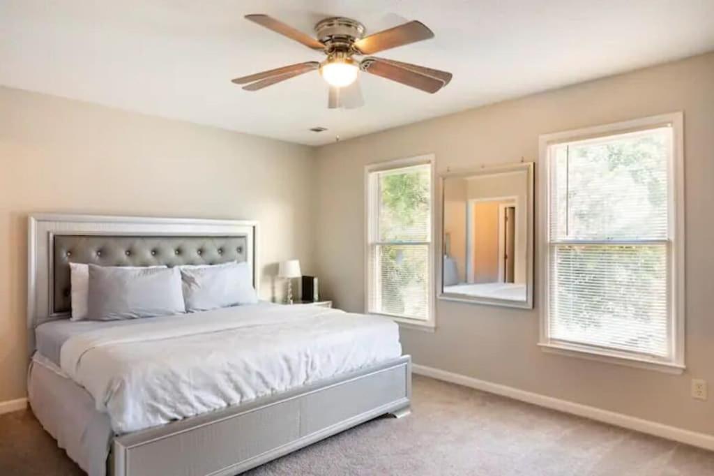 - une chambre avec un lit et un ventilateur de plafond dans l'établissement Discounted Gorgeous 2 bed/ 2.5 bathroom Townhome, à Riverdale