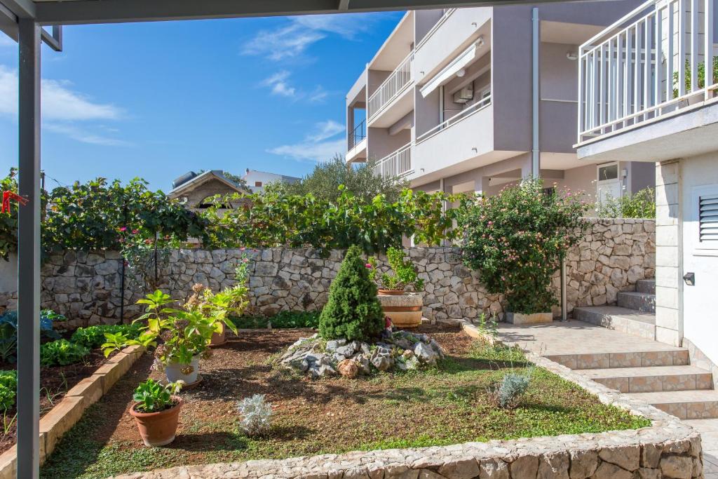 Zahrada ubytování Apartments by the sea Rogoznica - 20142