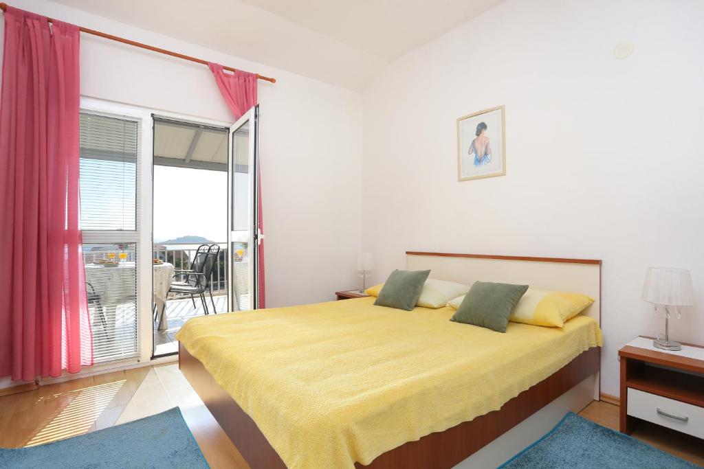 Postel nebo postele na pokoji v ubytování Apartments by the sea Rogoznica - 20142