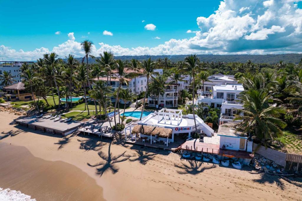 eine Luftansicht eines Resorts am Strand in der Unterkunft Todo Bien Panoramic views 2 DECKS closest to sand in Cabarete