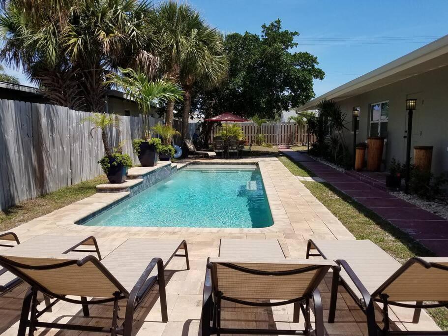 Bazén v ubytování Bahamian Cottage - Heated Pool Walk to the Beach nebo v jeho okolí