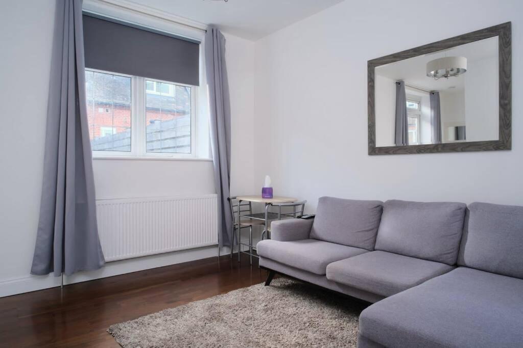 The Lodge Newly Refurbished Suite With Dedicated Office Space ウェイブリッジ 22年 最新料金