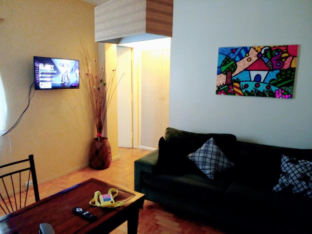sala de estar con sofá y mesa en Buenos Aires Tango Apartment-Boedo-San Telmo-Abasto-Obelisco-San Cristobal en Buenos Aires