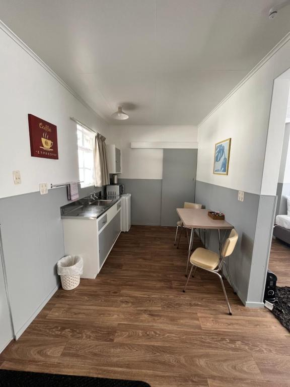 Kuchyň nebo kuchyňský kout v ubytování Bings Motel