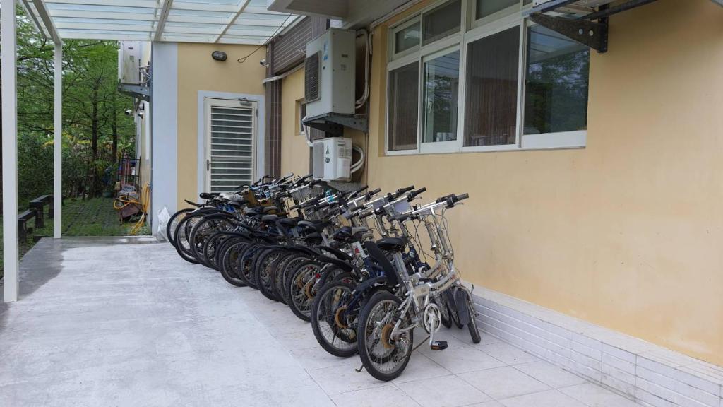 a row of bikes parked on the side of a building at 光腳丫宜蘭民宿 in Dongshan