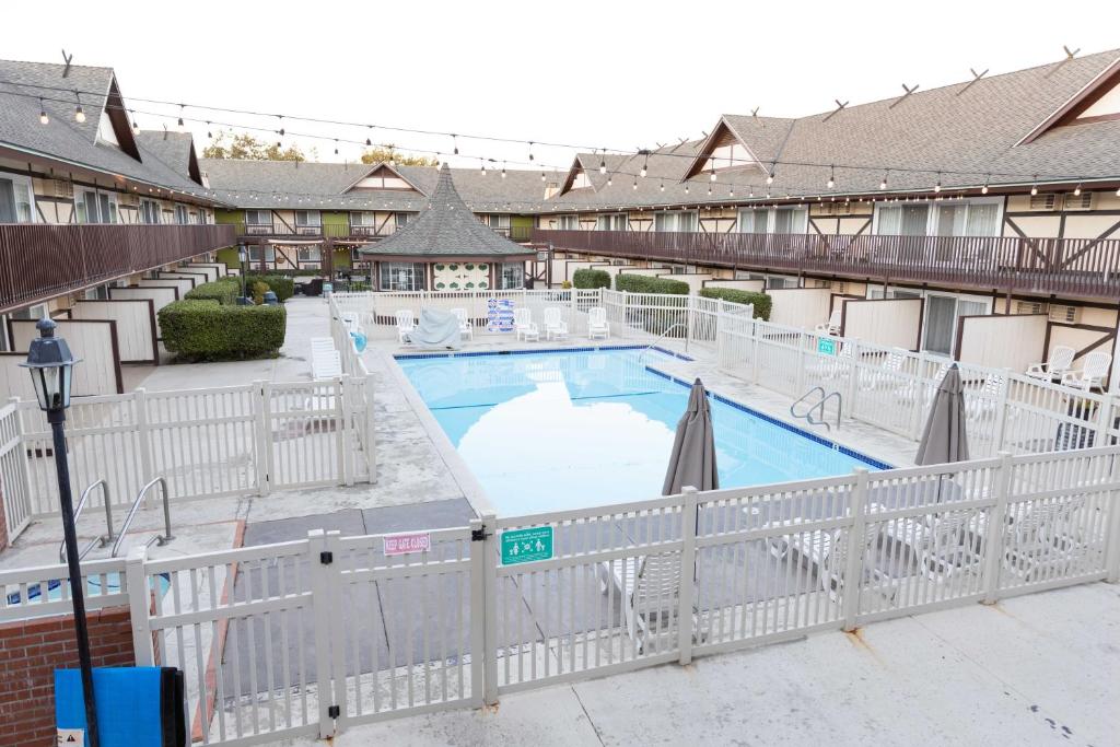 a pool at a resort with umbrellas at Pea Soup Andersen's Inn in Buellton