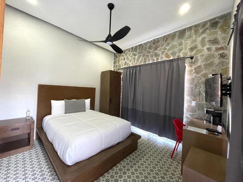 - une chambre avec un lit et une télévision dans l'établissement Hotel Casa Nodin, à Cuatrociénegas de Carranza