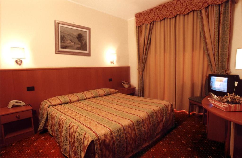TV a/nebo společenská místnost v ubytování Hotel Cinzia Ristorante Christian e Manuel