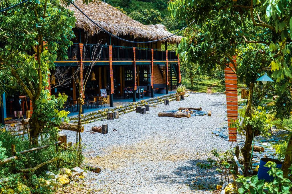 木州的住宿－Mường Sang Retreat，草屋顶和碎石院的房子