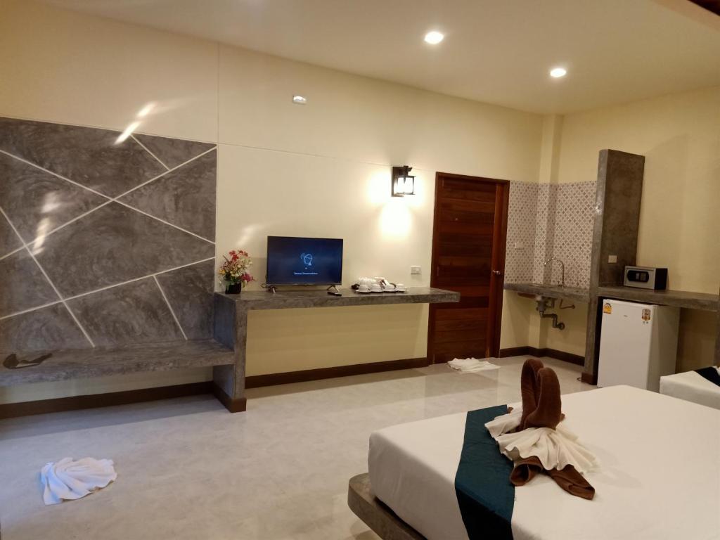 TV a/nebo společenská místnost v ubytování Lanta Pearl Beach Resort