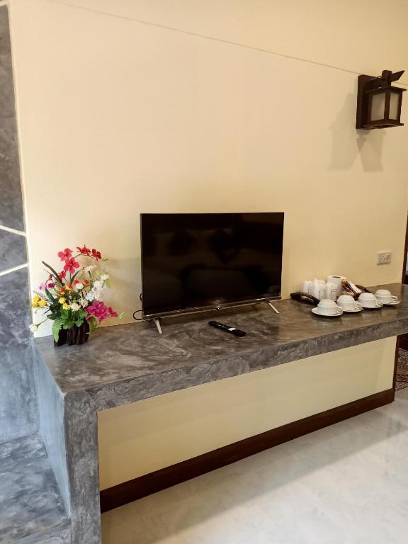 TV a/nebo společenská místnost v ubytování Lanta Pearl Beach Resort