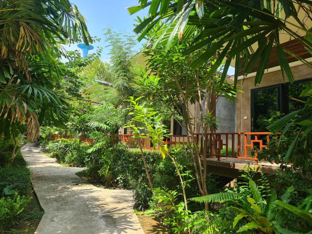 Zahrada ubytování Lanta Pearl Beach Resort