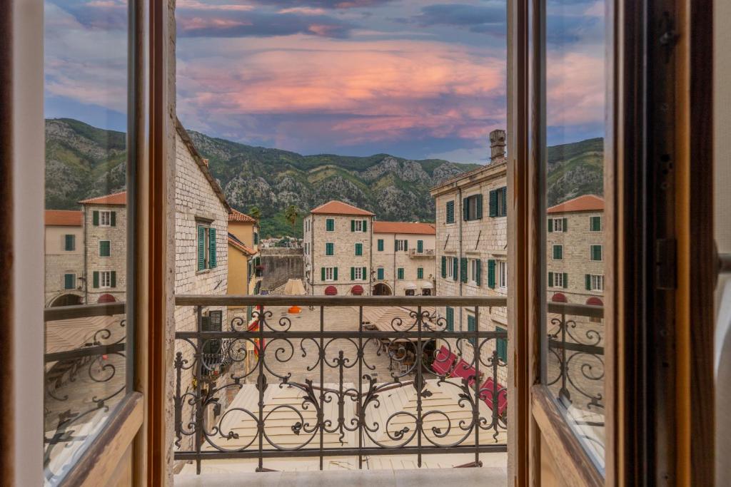 uma vista para a cidade a partir de uma varanda em Hotel Vardar em Kotor