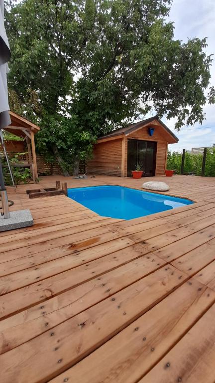 terraza de madera con piscina en el patio trasero en Nada vineyard en Rakhat