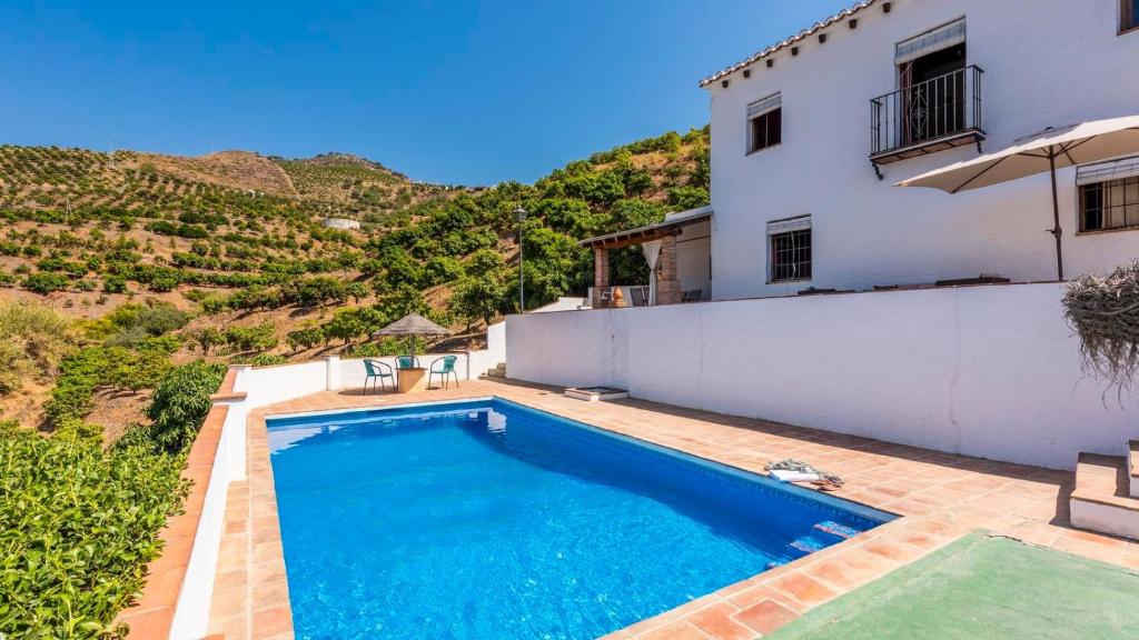 - une piscine en face d'une maison dans l'établissement Juan Manuel - Los Mangos El Borge by Ruralidays, à Borge