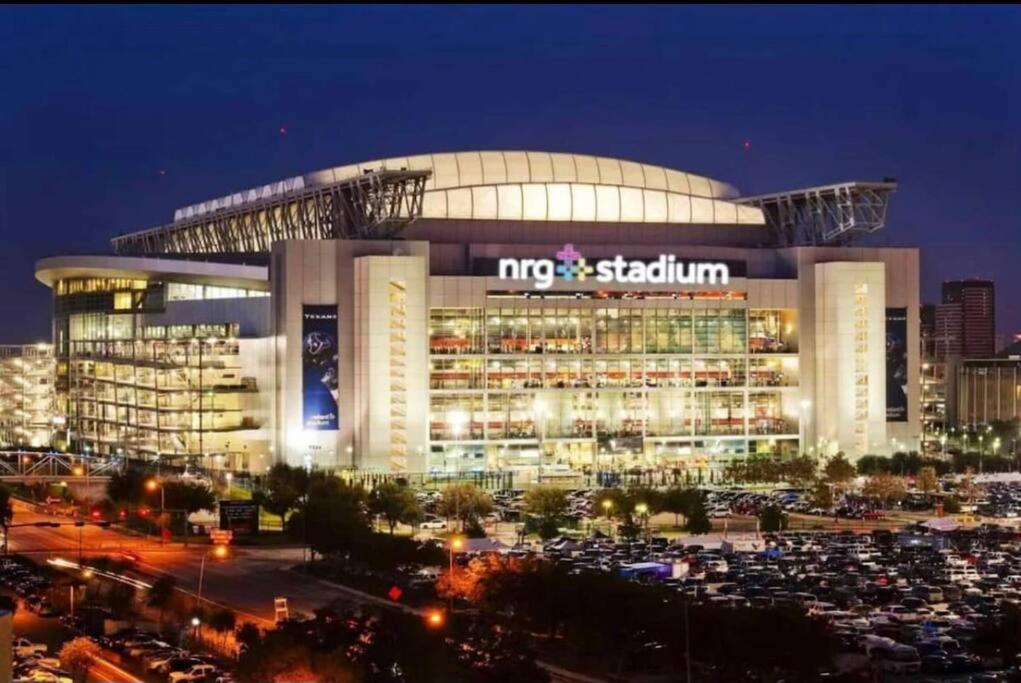 Luxury 1 Bedroom Near Medical Center and NRG - Housity