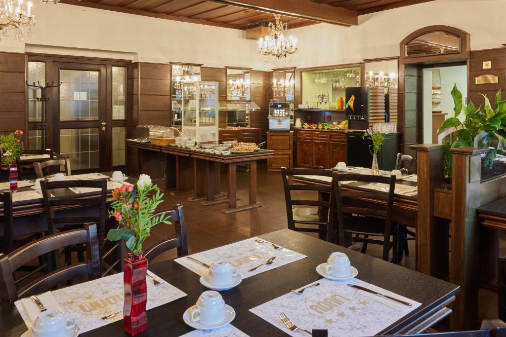 Hotel Adam Trutnov餐厅或其他用餐的地方