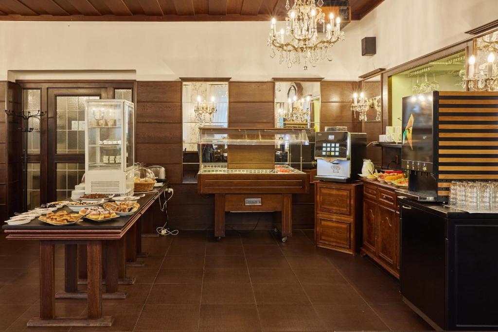 特鲁特诺夫Hotel Adam Trutnov的有摆满食物盘子的柜台的餐馆