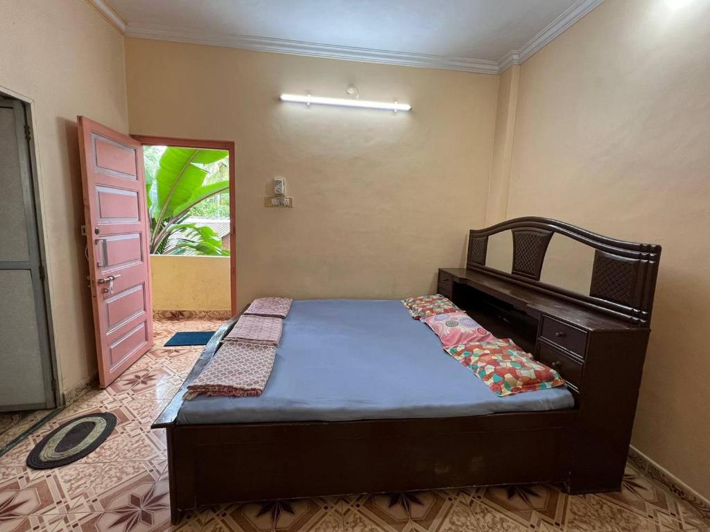1 dormitorio con 1 cama, vestidor y puerta en Sahil Residency, en Murud