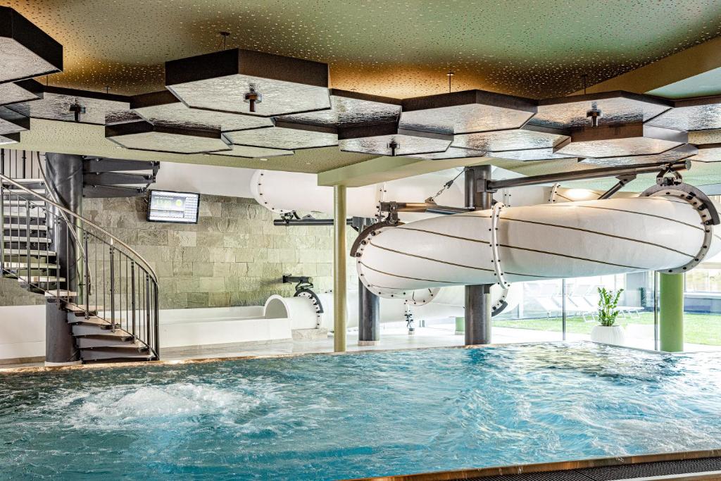 Bazén v ubytování Alpine Luxury SPA Resort Schwarzenstein nebo v jeho okolí