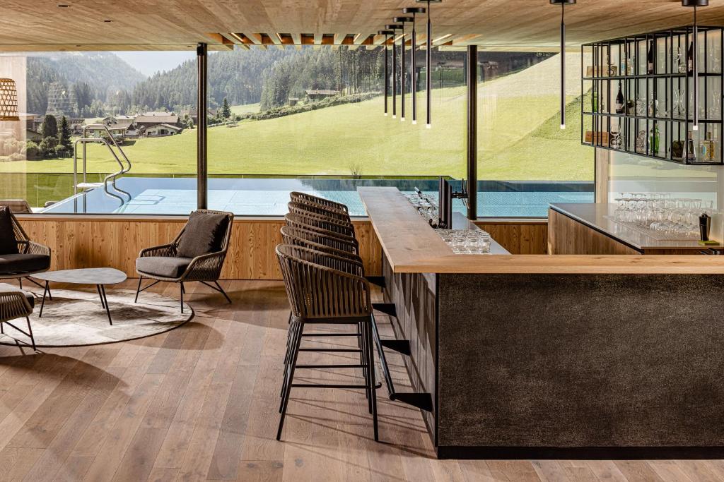 Bazén v ubytování Alpine Luxury SPA Resort Schwarzenstein nebo v jeho okolí