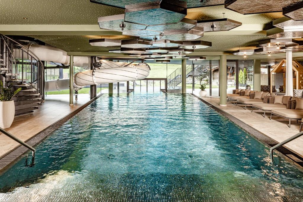 Bazén v ubytování Alpine Luxury SPA Resort Schwarzenstein nebo v jeho okolí