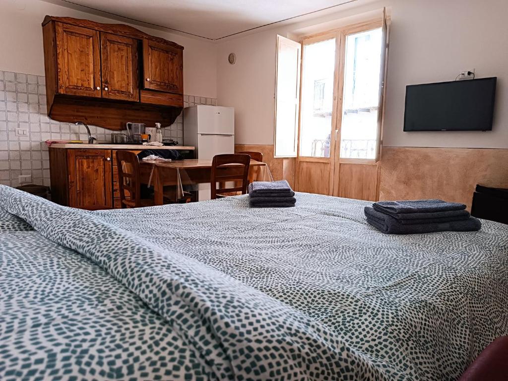 1 dormitorio con 1 cama con 2 toallas en Casetta nel Borgo Pianello con vista panoramica, en Muro Lucano