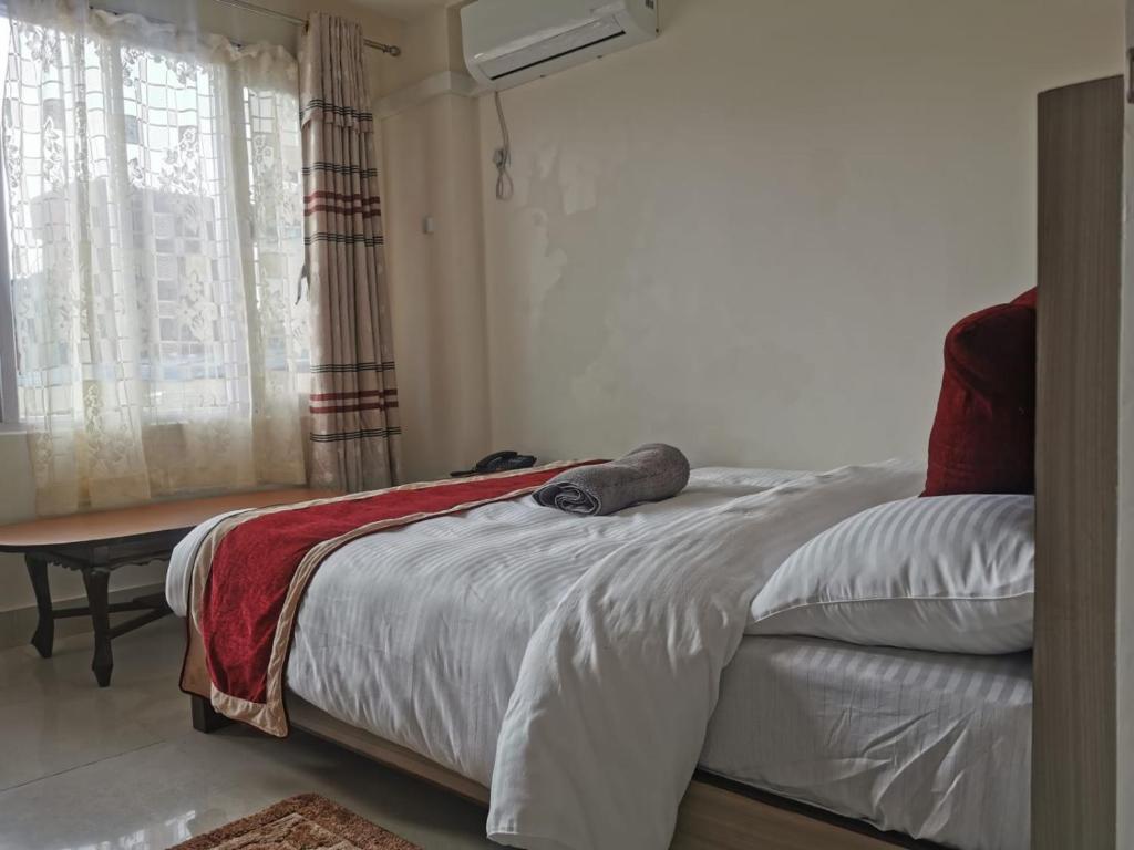 Postel nebo postele na pokoji v ubytování Om Bramha Hotel