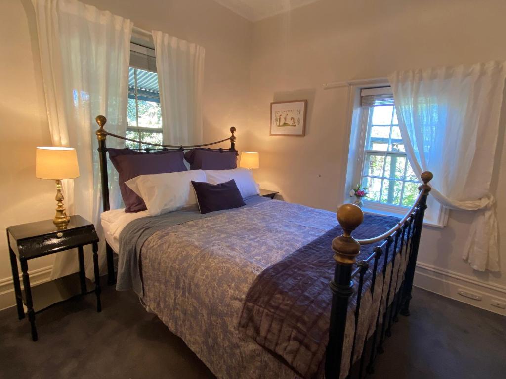 Un pat sau paturi într-o cameră la Stirling Cottage