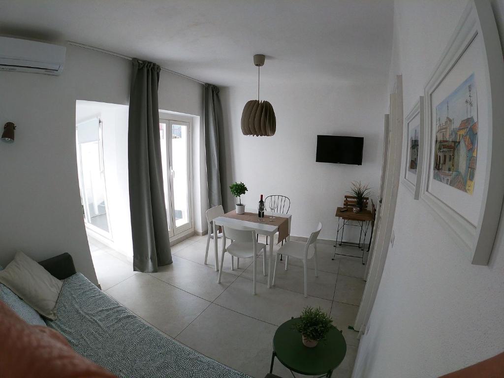 A television and/or entertainment centre at Casa UBARUNI