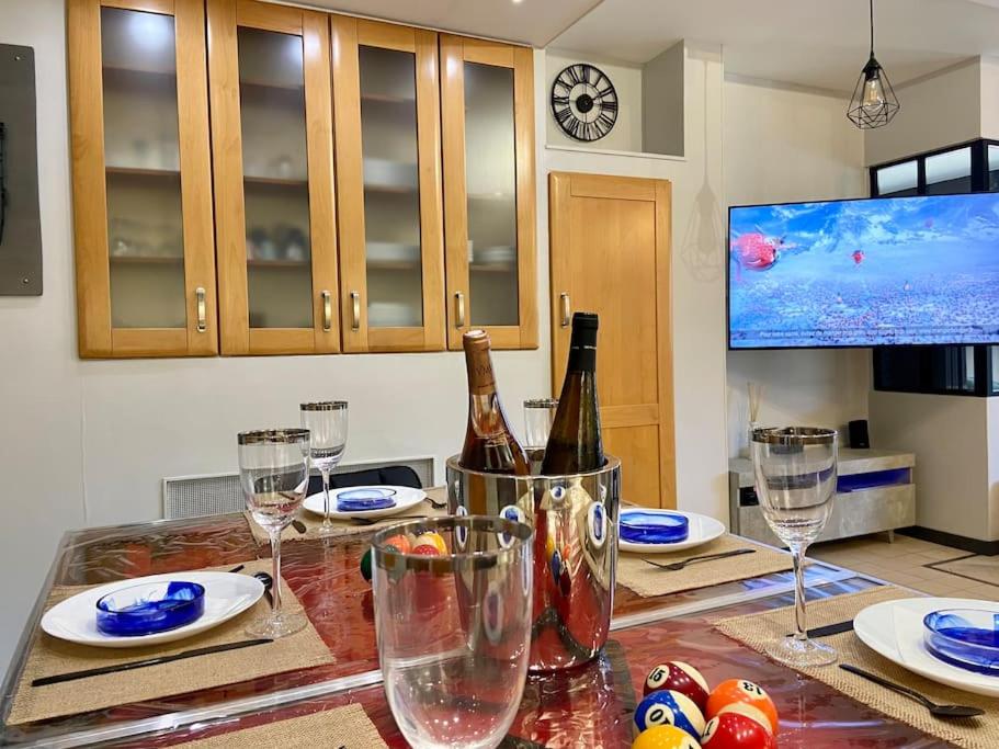 Televízia a/alebo spoločenská miestnosť v ubytovaní Superbe logement au Vallon des Auffes