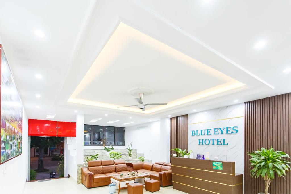 a lobby of a hotel with a couch and a table at Blue Eyes Hotel in Văn Lâm