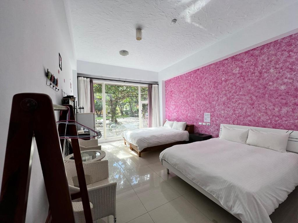 A bed or beds in a room at Mang Yi Zhan Inn