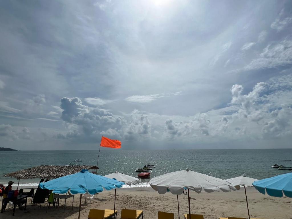 plaża z leżakami i parasolami oraz ocean w obiekcie Pi3 Beach Resort w mieście Lamai