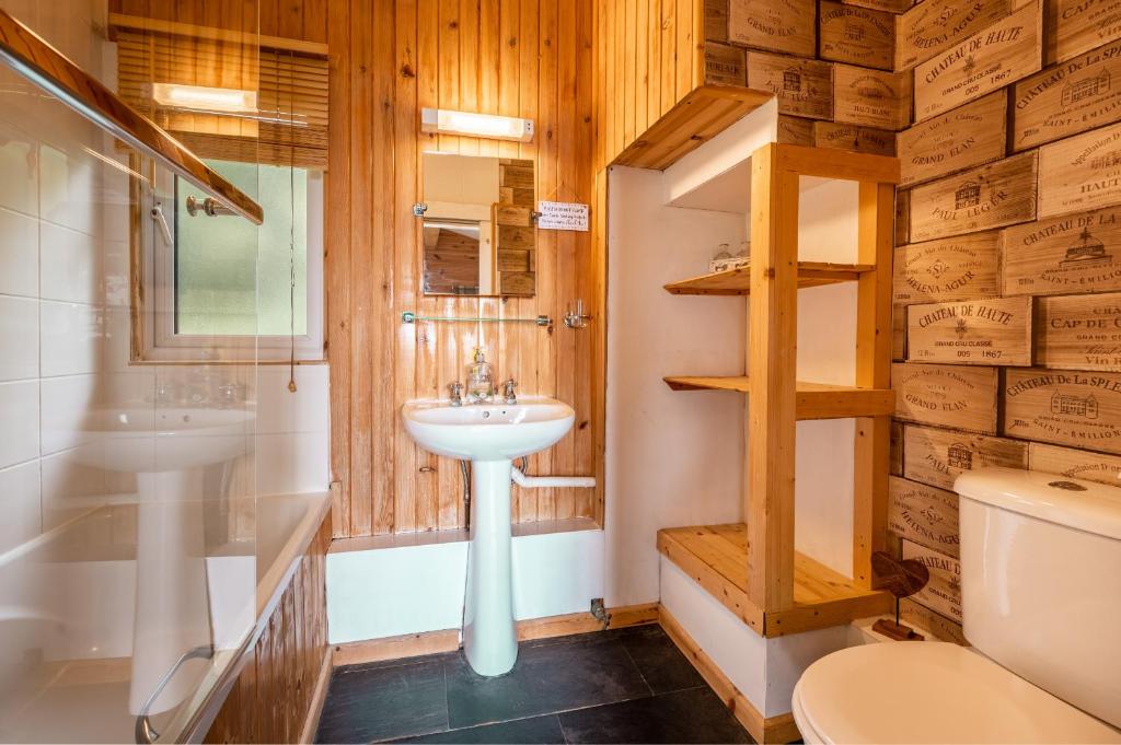 Bilik mandi di Ancarraig Lodges