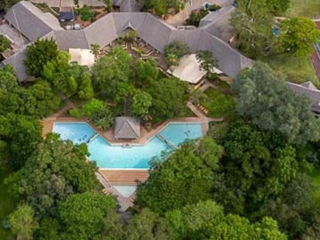 哈玆維尤的住宿－Leisure Time Rentals - Sanbonani Resort & Spa，享有带游泳池的房屋的空中景致