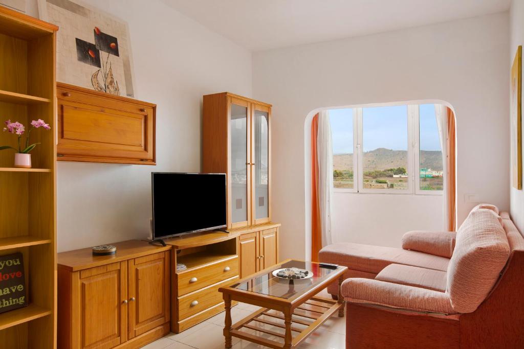sala de estar con sofá y TV en Casa Ferro, en Las Palmas de Gran Canaria