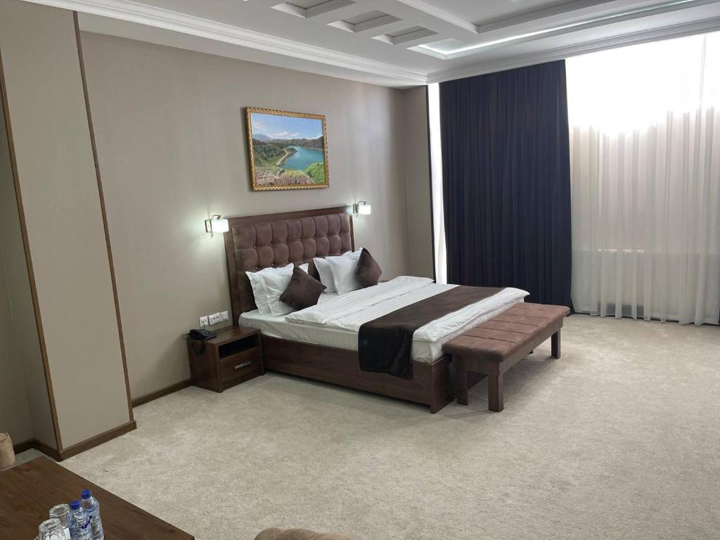 Ένα ή περισσότερα κρεβάτια σε δωμάτιο στο Grand Shirin Palace Bux