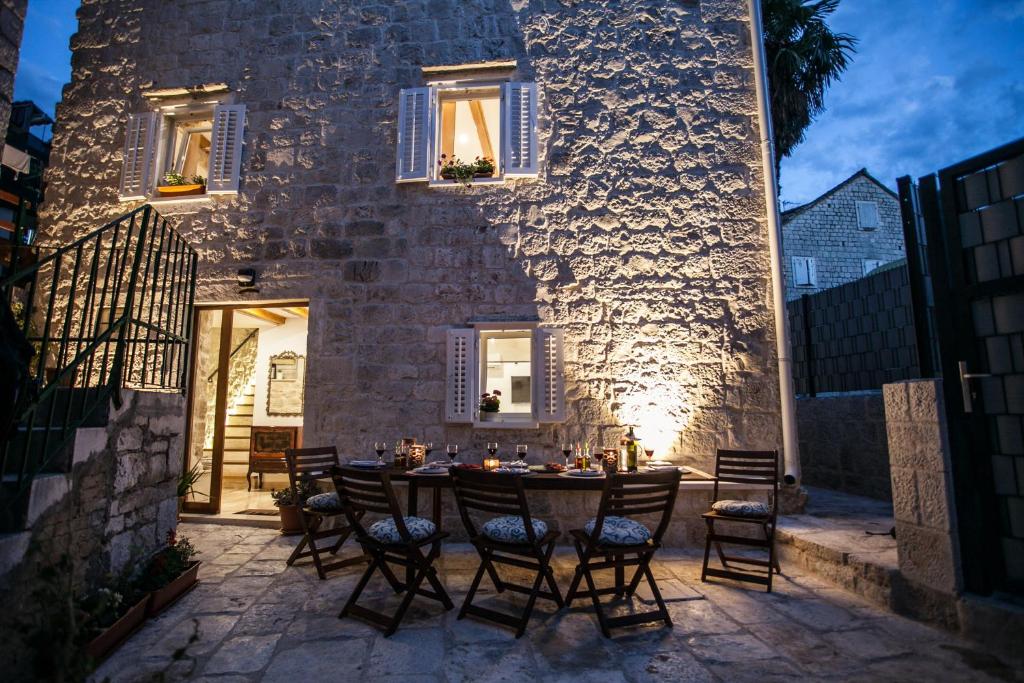 un patio con mesa y sillas frente a un edificio en Villa Lucia, en Trogir