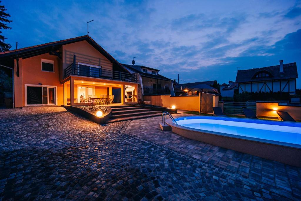 Bazén v ubytování Villa Aljmaš nebo v jeho okolí
