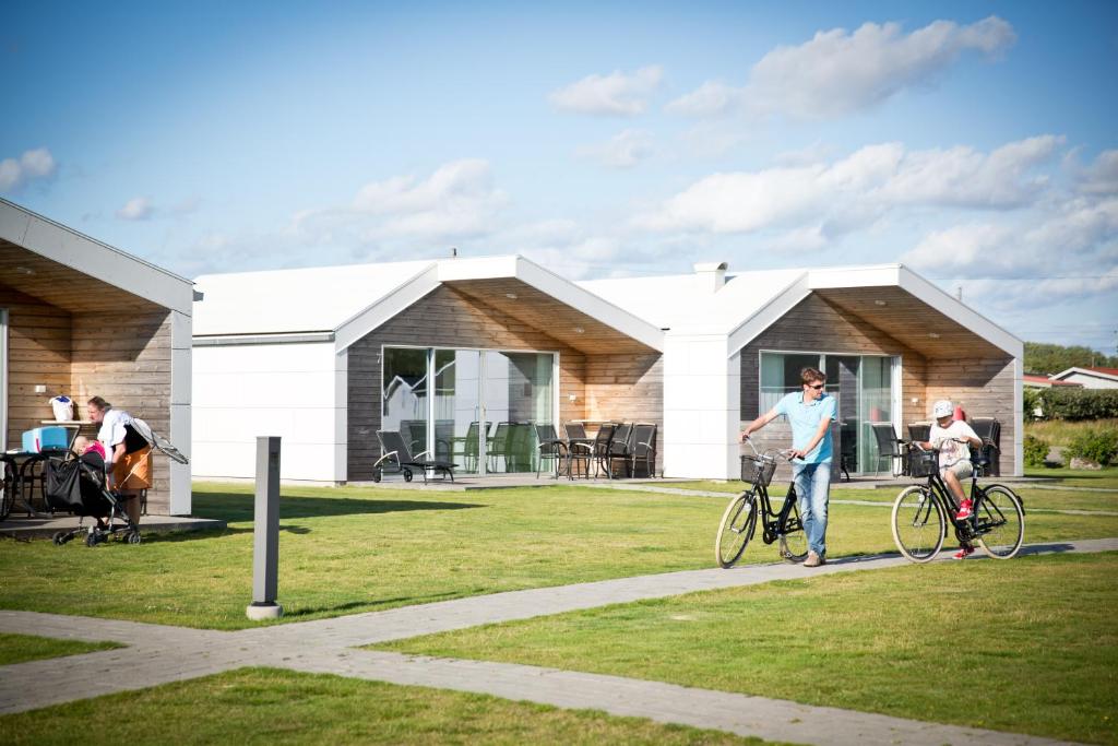 een groep mensen die fietsen voor een huis bij Apelvikstrand in Varberg