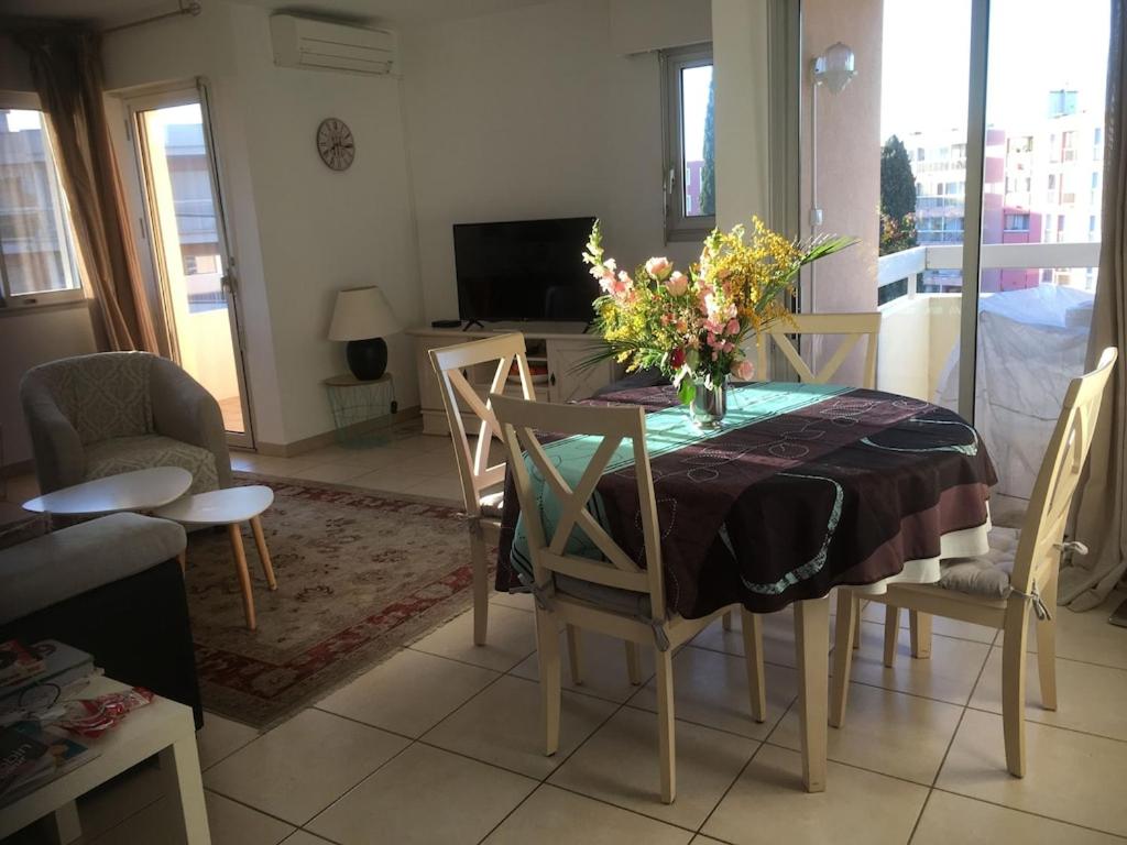 Posedenie v ubytovaní Appartement spacieux et calme classé 4 etoiles, à 300m de la mer