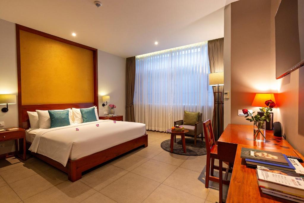 Postel nebo postele na pokoji v ubytování Indra Hotel
