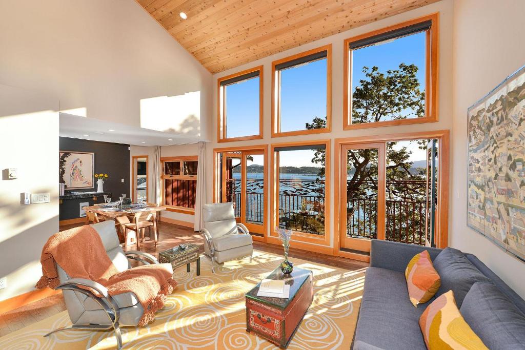 A seating area at Salishan Tree House Suite