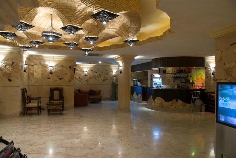 Habitación grande con vestíbulo y habitación grande con: en Bait Al Amani Suites, en Riad