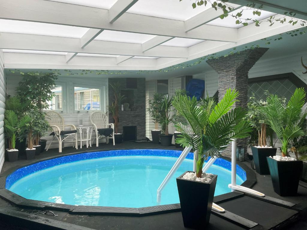 Luxury house in Motala with heated pool - Housity